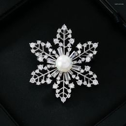 Brooches Fashion Creative Design Sense Natural Pearl Snowflake Broche délicate et élégante Bijoux d'épingle à broches Cadeau de vêtements de boucle