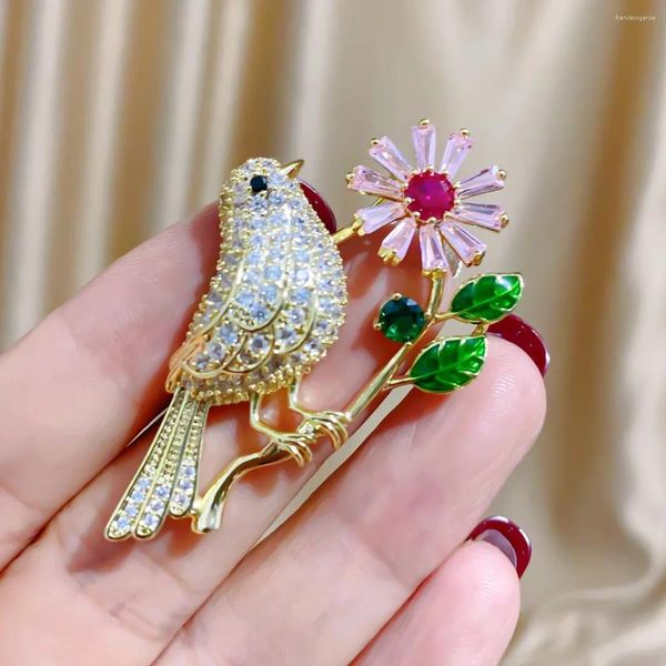 Broches mode mignonne magpie avec fleur luxe fleuri zircon épingle de tempérament élégant combinaison accessoires