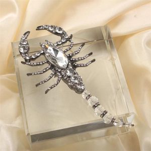 Broches mode exagérée de grande taille insecte scorpion domineur broch unisexe pistolet noir couleur vintage blanc collier en cristal