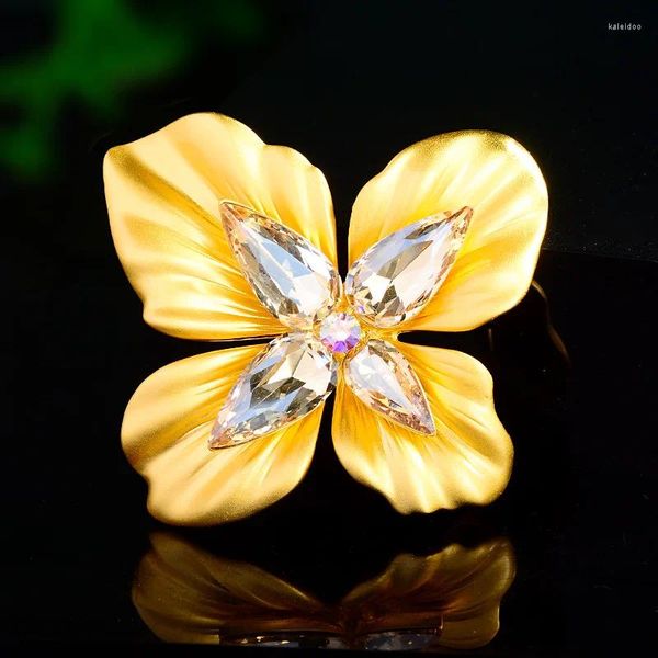 Broches de mode à quatre pétales de fleur pour femmes, Imitation de cristal de luxe, tempérament, Corsage, accessoires de manteau, épingles, bijoux pour dames