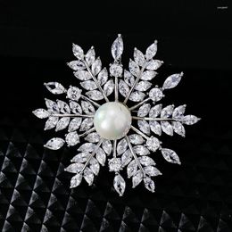 Broches de temperamento de moda Light Luxury Crystal Snowflake Brooch Elegante Pear Pearl Pear Accesorios de joyas Regalo de boda