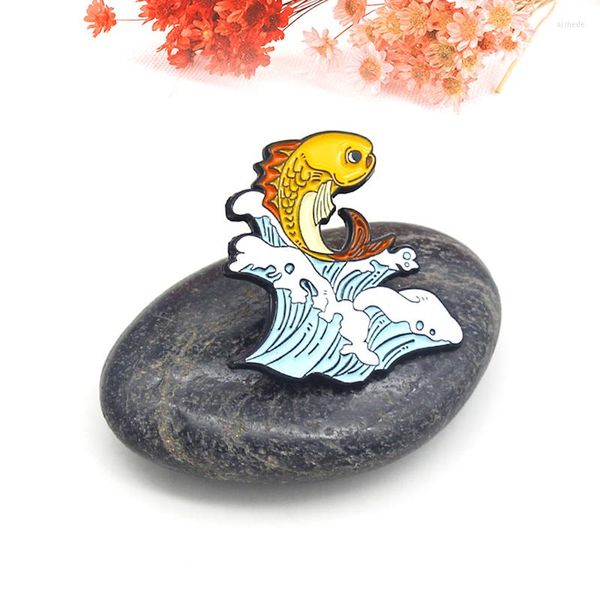 Broches poisson et vagues émail broche carpe sautant par-dessus la porte du Dragon épinglette sac à dos vêtements dessin animé Badge personnalisé