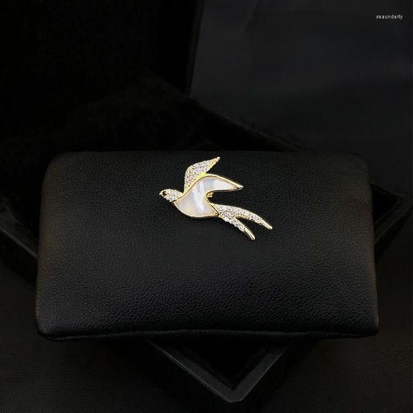 Broches Flying Swallow Shell Broche Lindo Hombres Mujeres Anti-Exposición Escote Pájaro Pin Ropa fija Collar Rhinestone Joyería Pins Regalo