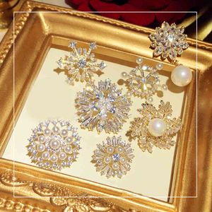 Broches para las mujeres Lindo Cubic Zirconia Temperamento Pearl Cardigan Shawal Abrigo Broche Día de San Valentín GiftFine Joyería Pin