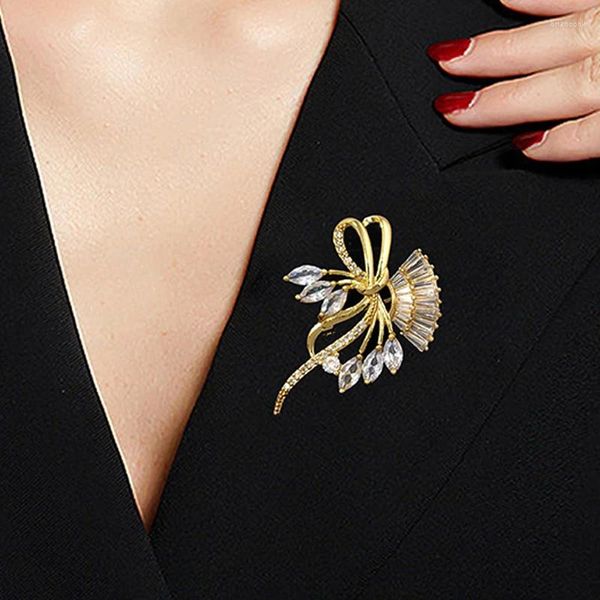 Broches para mujer elegantes alfileres de solapa de mariposa chapados en oro de 18 quilates joyería de circón de moda accesorios para fiesta de boda