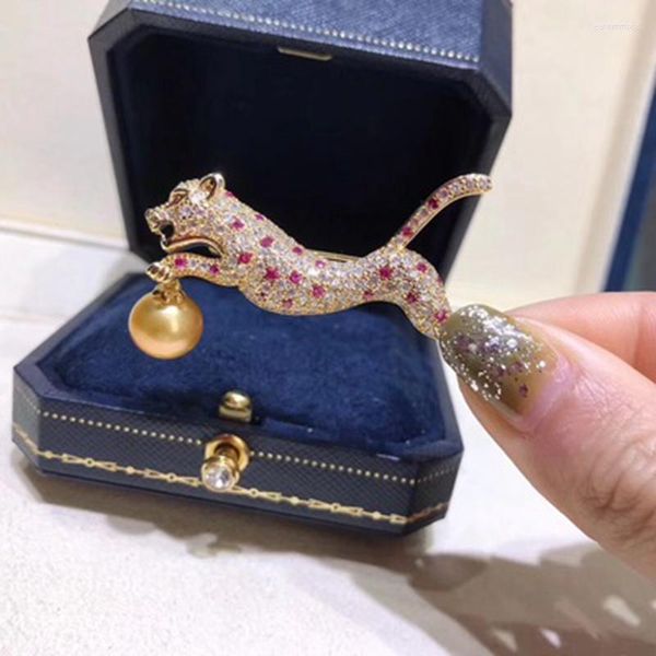 Broches Full Cubic Zirconia Running Leopard Broche Pin Avec Grand 10mm Shell Pearl Trendy Animal Design Bijoux Pour Femmes Plaqué Or