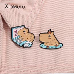 Broches drôle Capybara bain avec canard émail broche mignon Animal broche revers sacs à dos Badge mode bijoux cadeaux pour enfants amis
