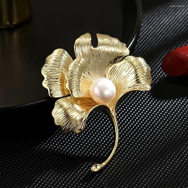 Broches Golden Ginkgo pour femmes mode Léger Luxury Pearl Plant Vêtements Accessoires épingles Broches Gérotai