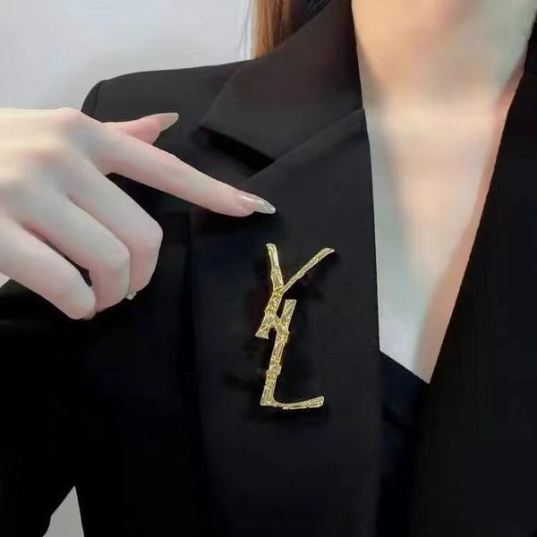 Broche lettre de luxe et atmosphérique, nouveau design haut de gamme pour hommes et femmes, accessoires à la mode pour les voyages, les fêtes et les robes de mariée,