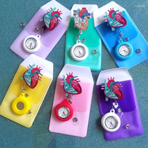 Broches en forme de cœur, bobine d'insigne rétractable, support de bobine pour étudiant en soins infirmiers, épingles de remise de diplôme d'infirmière d'hôpital