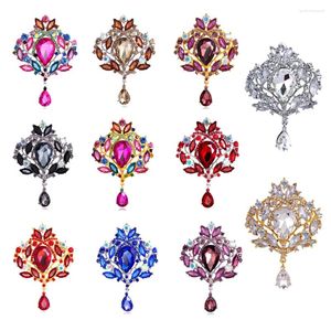 Broches High Elegance Grand Crystal Pendant Pendant Chirette pour femmes Broche Décoration des bijoux en strass