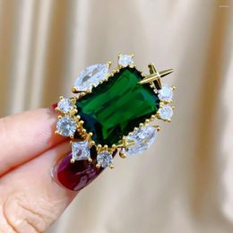 Broches en Zircon vert géométrique de luxe léger de haute qualité pour femmes, accessoires de chemise de tempérament, épingles, petite Broche, cadeaux