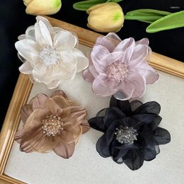 Broches en tissu de haute qualité fleur de fil de fil broche femelle Tempérament d'automne épingle de corsage de pétale perlé conception particulière de conception