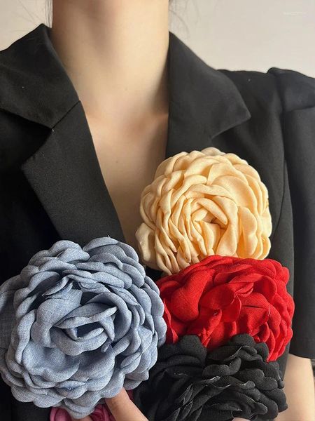 Broches Huanqi 10cm Big Flower Brooch Camellia Pin pour femmes Match Suit Sweater Metter Romantic Wedding Handmade Trend Tissu