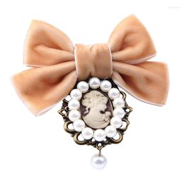 Broches I-Remiel Venta de gama alta Pajarita Perla Broche de cabeza de belleza para mujer Pin de solapa Insignia Abrigo Camisa Collar Accesorios al por mayor