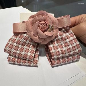 Broches en tissu coréen pour femmes, nœud élégant, fleur de camélia, Corsage, Style collégial, épingles à col de chemise, bijoux de mariage à la mode