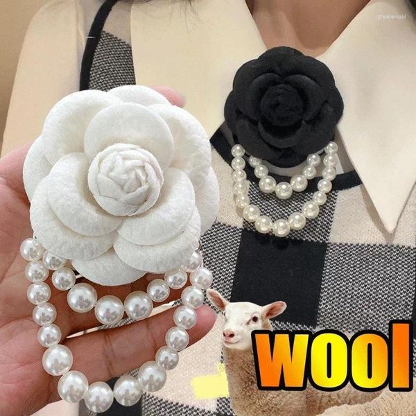 Broches de lana coreana para mujer, broche de flor de Camelia, alfileres, ramillete con borlas de perlas, joyería de moda para mujer, accesorios para cuello de camisa