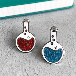 Broches lab kolf glitter email pin badge uitstekende schattige wetenschappelijke chemie reversbroche metaal sieraden bovenkleding accessoires