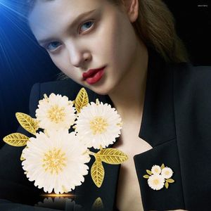 Broches Damas elegantes Daisy Flower Dropping Oil Brooch Broche Light Luxury Gold Chapado tres crisantemo Pins de hebilla de hebilla