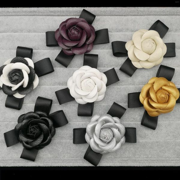 Broches Flor de Camelia de cuero para mujer, broche con lazo de gran tamaño, alfileres, accesorios de joyería para ropa blanca y negra de boda