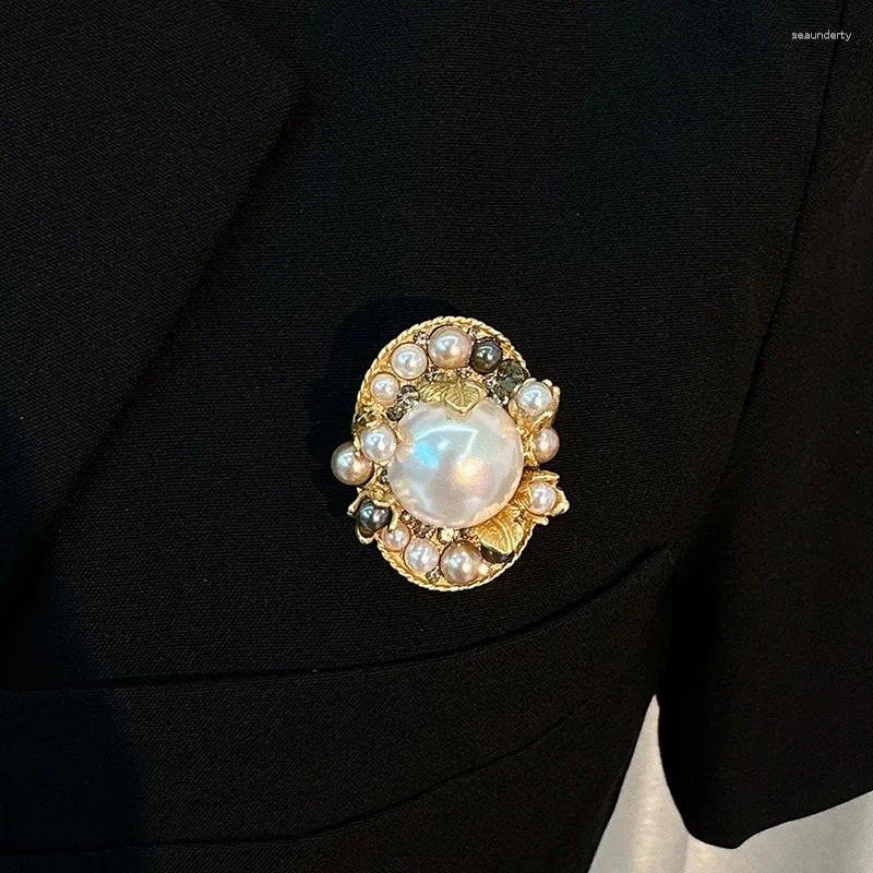 Brooches Luxurious 18K Gold Plated Pearl Badges Baroque Fashion Jewelry