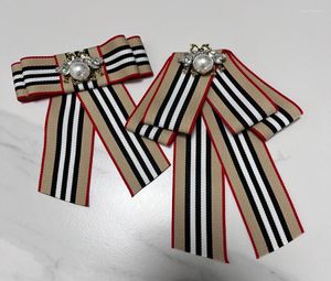 Broches Luxury vintage Bee Brooch Stripe Ribbon Bow Pearl Bow for Women Corbate Tada Girls Pins de collar de diseño Boda Joyería 6992748