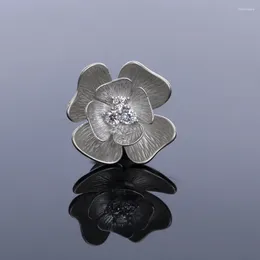 Broches metalen zilveren kleur zirkonen klaver bloem kraag revers pin voor vrouwen modehoed tassen ornament sieraden geschenken accessor