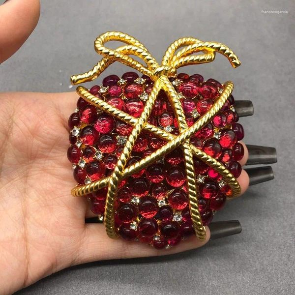 Brooches Middle Heavy Industry High-Grade Small Luxury Luxury Light Verre rouge Strawberry Suit Corsage Femelle Creative Pin Brooch