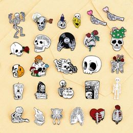 Broches Más estilos Día de Halloween Punk Esqueleto Esmalte Pin Mujeres Hombres Rosa Flor Cráneo Metal Jean Abrigo Solapa Insignia Joyería