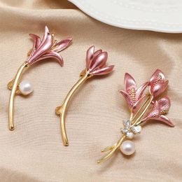 Broches Muylinda Enamel Fresh Water Pearls The Magnolia Flower Brooch Metal vintage et épingles pour femmes accessoires