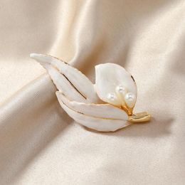 Broches MUYLINDA Sweet White Pearls Flower Broche Traje Pins Ropa de ropa elegante para mujeres