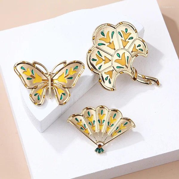 Broches Palacio clásico esmalte flor mariposa dorada mujeres Retro ventilador elegante exquisito abrigo Pin joyería creativa