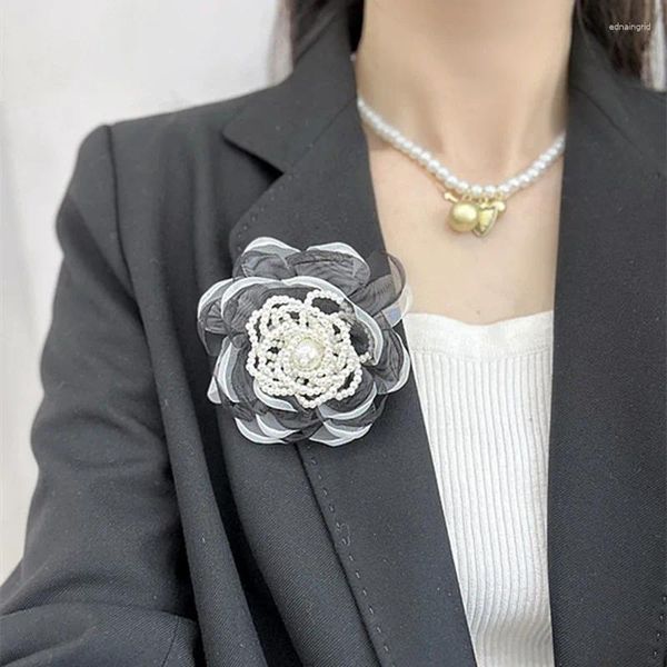 Broches Pearl Classic en blanco y negro Camellia Broche Broche Traje Pin Corsage para ropa de mujer