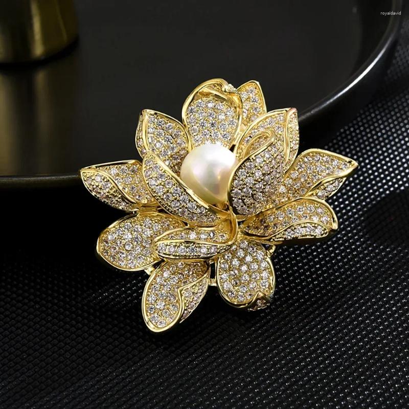 Brooches Pearl Flower Lotus Full Crystal Badges épingles pour femmes Luxury Fashion Lady Plant Dealicted Suit Office Corsage Corsage