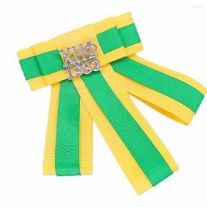 Broches Personalizados Capas personalizadas Cinta verde amarilla Años de fundación 1932 Letras de hermandad griega Chi Eta Phi Broche Pajaritas Joyería