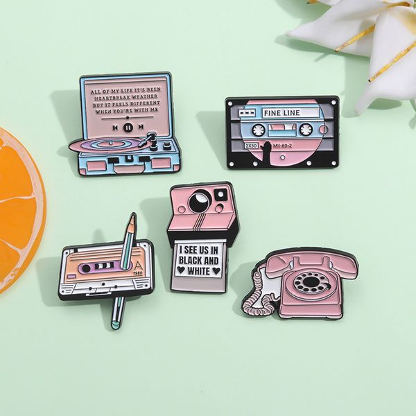 Broches Pin para mujer Divertido Radio Teléfono Color rosa Insignia vintage y alfileres para ropa de vestir Bolsas Decoración Esmalte lindo Regalo de joyería de metal para amigos al por mayor