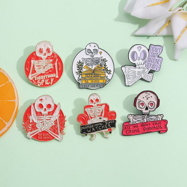 Broches Pin para mujer Forma redonda Calavera Carta Hombres Divertida insignia y pines para ropa de vestir Bolsas Decoración Esmalte lindo Joyería de metal Regalo para amigos al por mayor