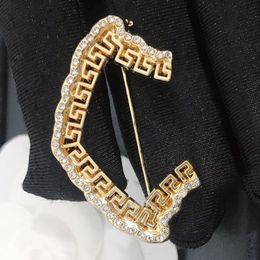 Spille Spille Designer Spilla Spille Marchio Lettera Faccia Donna Cristallo Placcato oro Spille Spilla da abito Abito da festa di nozze Accessori gioielli Regali