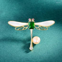 Broches Premium Sense Agile Dragonfly Pemedi Insecte de perle d'eau douce Broche légère Luxury Emerald Set Corsage Robe