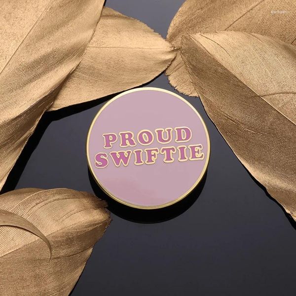 Broches fier Swiftie broche en émail dur Taylor Swift Fans broche ronde revers sac à dos Badge bijoux de mode cadeau pour amis femmes hommes