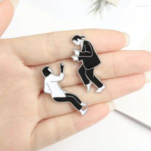 Broches en émail pour hommes et femmes, épingle à revers de personnage de Fiction, noir et blanc, broche de danseuse en émail, Badge Punk, cadeaux pour amis