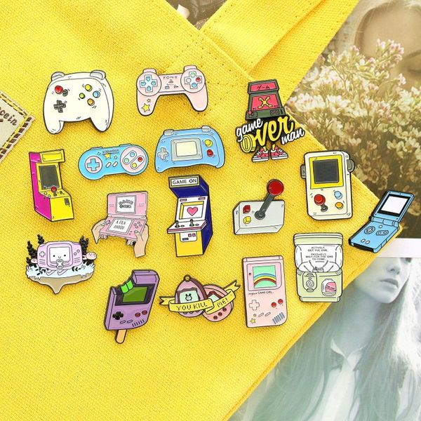 Broches Retro Arcade Game esmalte Pins Set colecciones dibujos animados 90s Gamepad joyería Denim camisa Collar insignia solapa amigos regalos