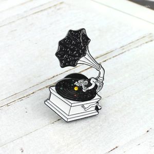 Broches Rétro noir et blanc Gramophone broche astronaute étoilé planète galaxie personnalité émail broche sac à dos Badge musique Fans cadeaux