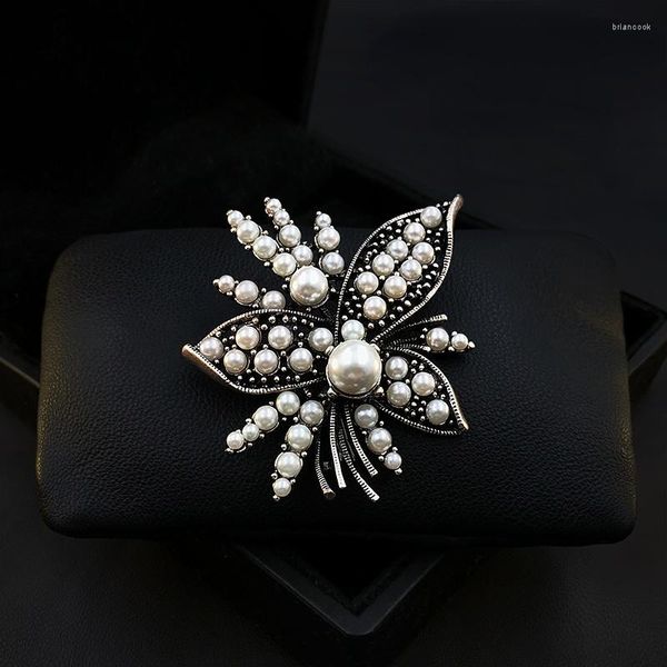 Broches Rétro élégant tout-Match fleur broche haut de gamme exquis luxe élégant broche Corsage manteau accessoires pour femmes costume bijoux broches