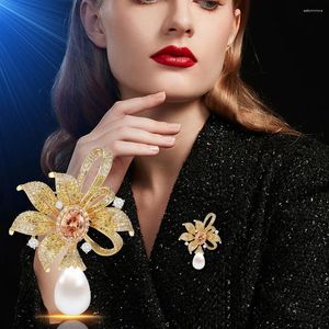 Broches Retro Luxury Heavy Industry Jaffodil Broche Pearl Rimestone Meton Jewelry Tempérament Pin sur tempérament Accessoires Accessoires