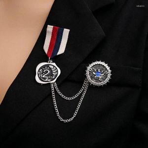 Broches Retro Metal Tassel Brooch British Lapel Pins para hombres Traje de color Corsage Joya de moda Accesorios de insignia
