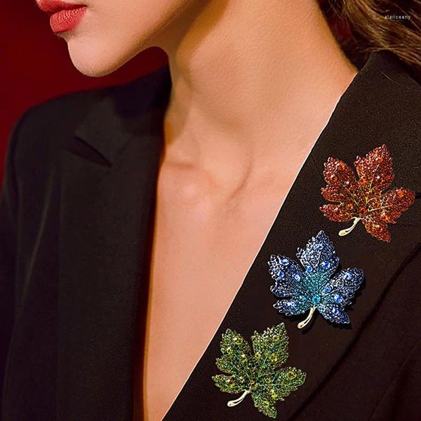 Broches en feuille d'érable brillante, strass élégants, couleur rouge, vêtements à la mode, bijoux, beaux accessoires de fête de mariage