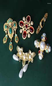 Broches Cross de perles simulés pour les femmes coloriant les grandes broches de mode accessoires de style baroque en manteau bijoux Gift3028612