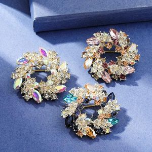 Broches skeds prachtige luxe kristallen krans badges voor vrouwen mannen mode elegante klassieke stralende strass pins sieraden