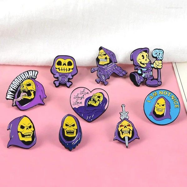 Broches Squeletor Purple Hood Emording Pins Master Universe Badge Brooch Sac Vêtements Bijoux Classic Cartoon Jewelry Halloween Gift Wholesale